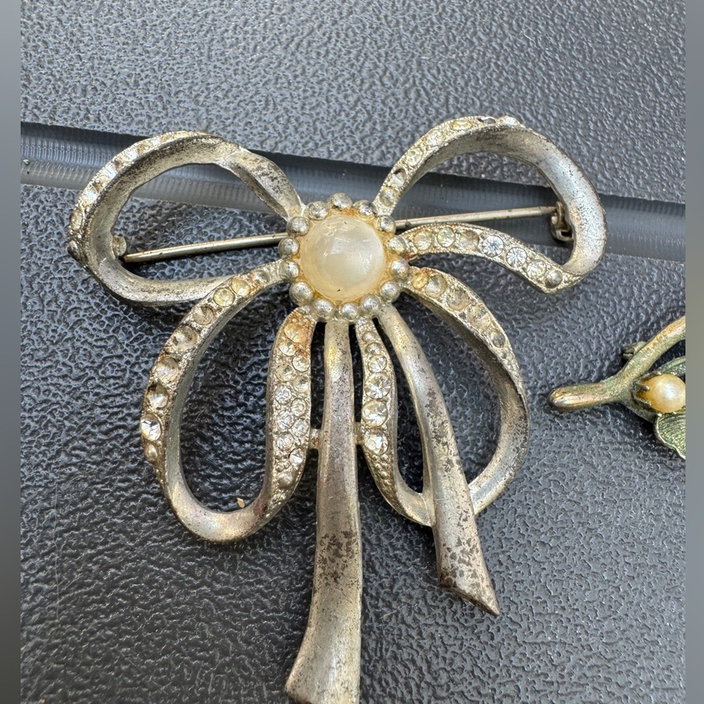 Vtg Bundle of Two Brooches Ribbon & Wishbone Flower Pearl Dark Purple Stone GUC - Picture 2 of 7